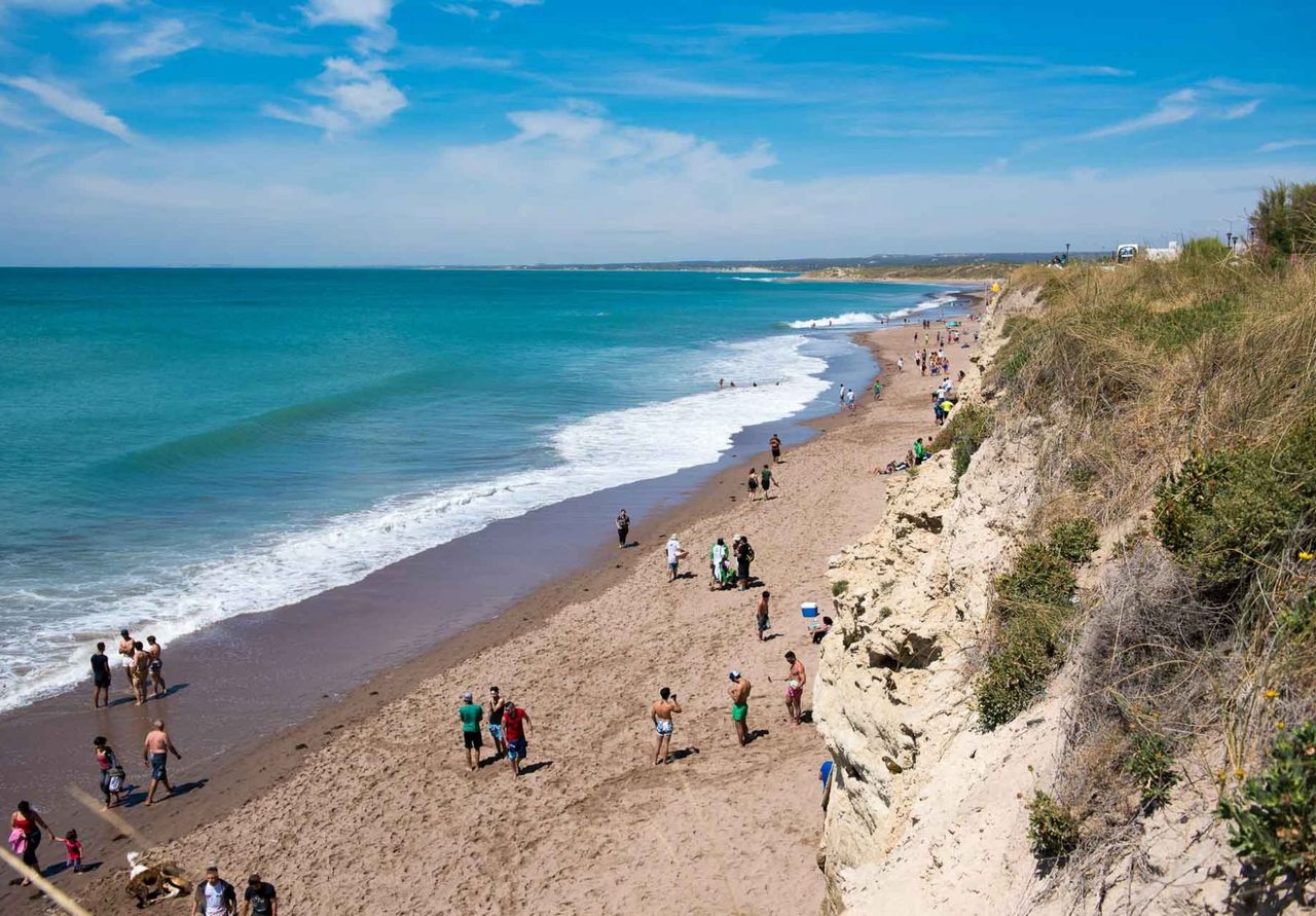 Playa La Balconada Chapadmalal con acantilados verdes y personas caminando