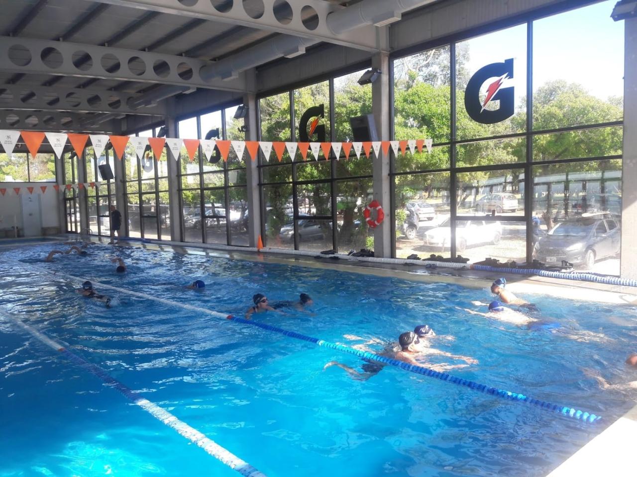 Pileta climatizada del Club Honu Beach Mar del Plata con nadadores