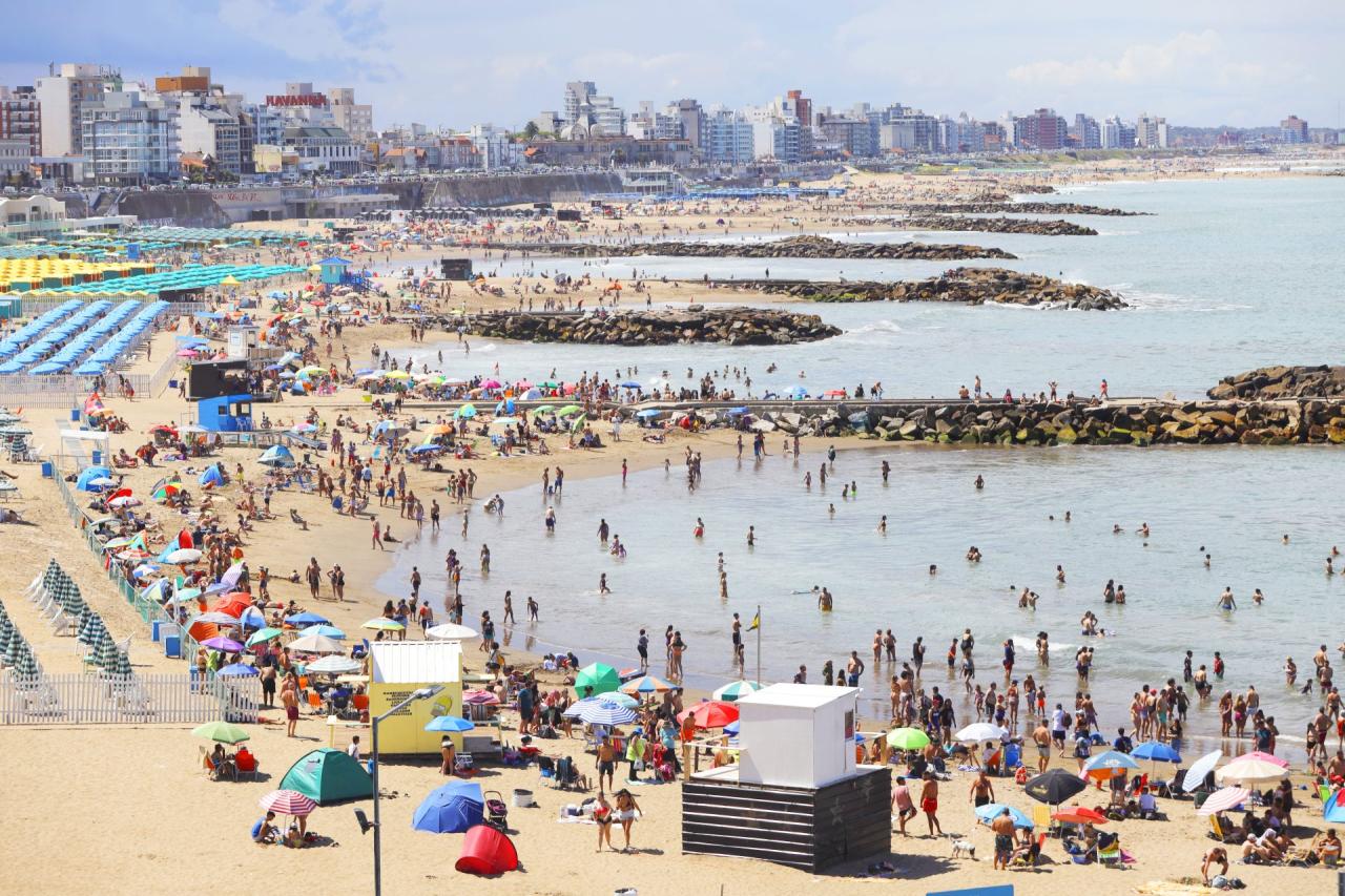 Playa Grande de Mar del Plata con balnearios y rompeolas al atardecer