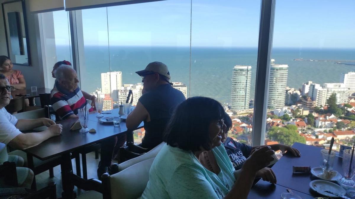 Café con ventanales vista al mar en Mar del Plata desde altura