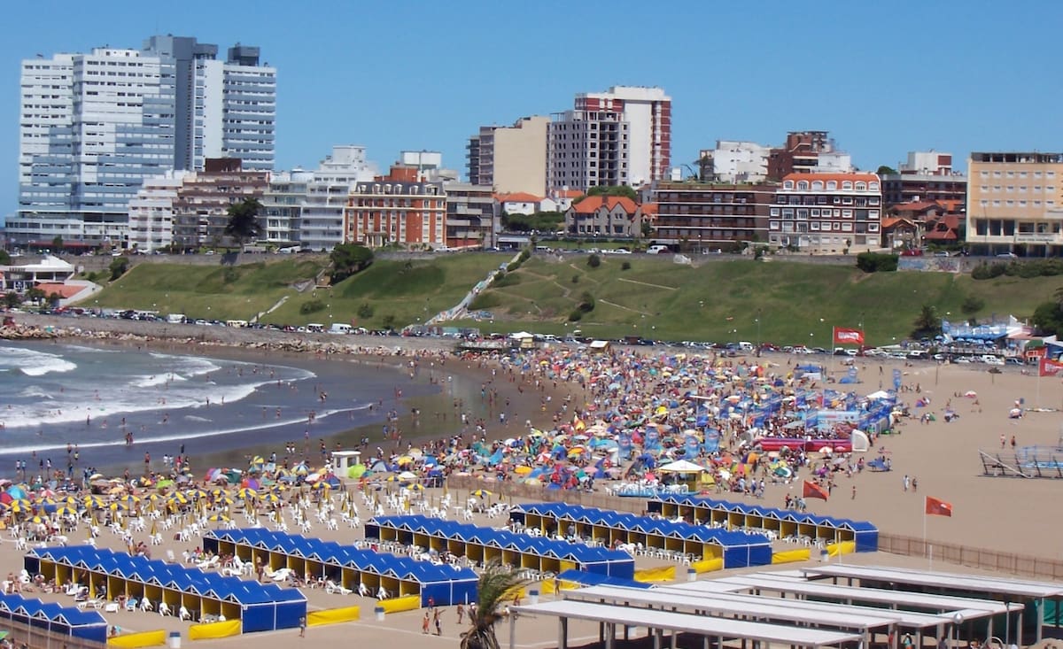 Playa Las Toscas de Mar del Plata con carpas y sombrillas en acceso público