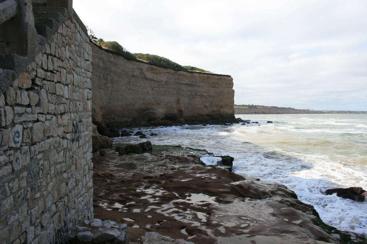 Costa rocosa de Cabo Corrientes en Mar del Plata con olas y acantilados