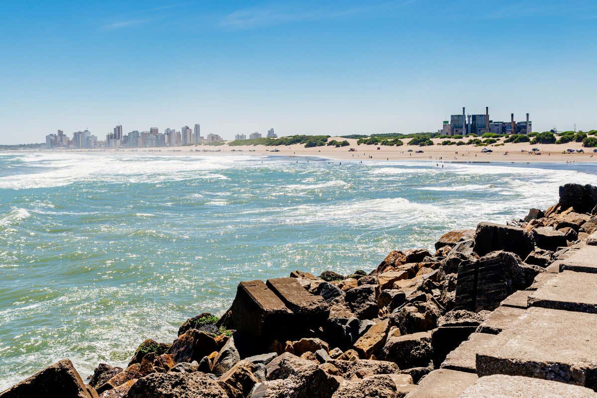 Rompeolas de Playa Grande Mar del Plata con oleaje y bañistas