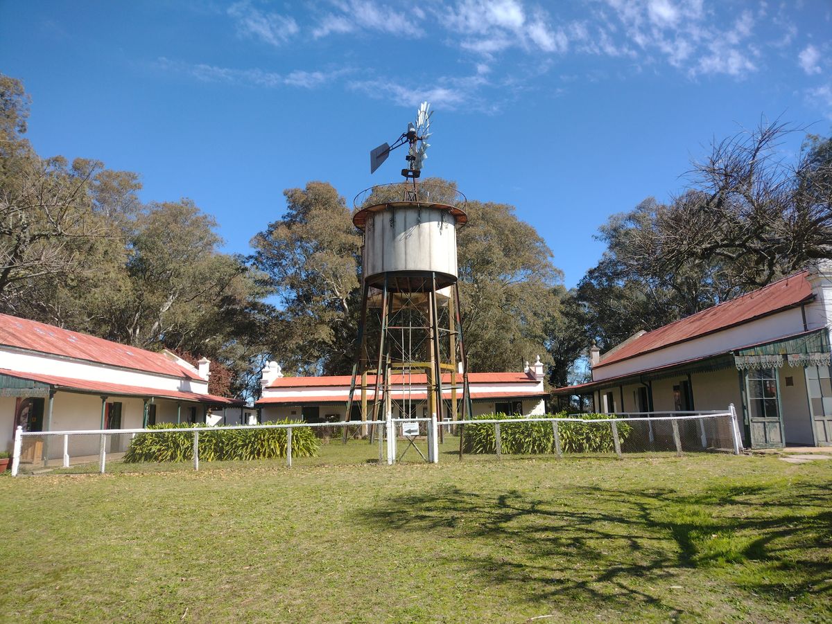 Estancia Santa Isabel Chapadmalal con patio, molino y edificios blancos