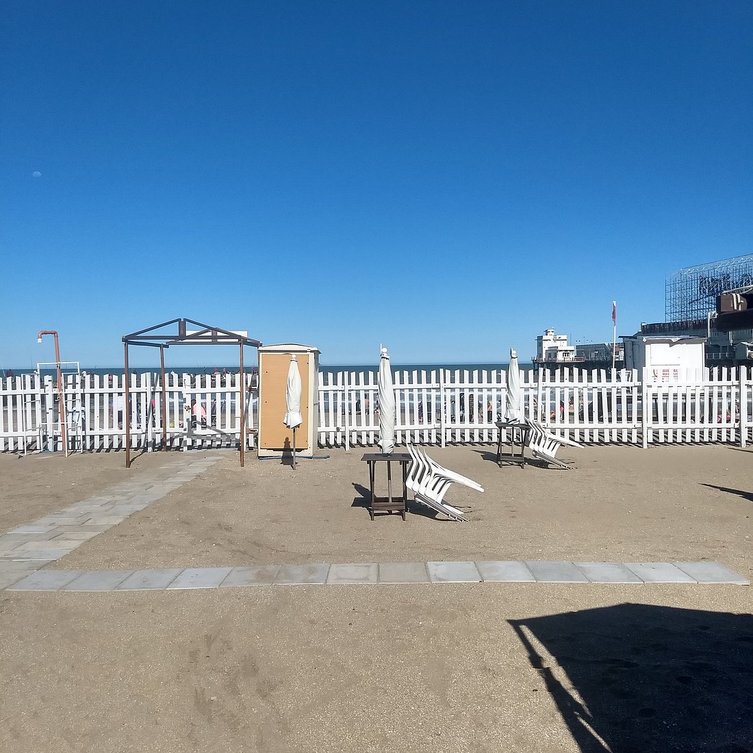 Balneario Punta Iglesia de Mar del Plata con carpas y sombrillas cerradas