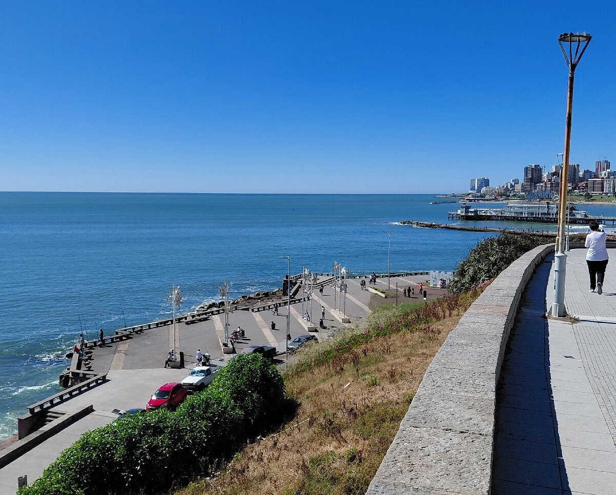 Paseo costero de Punta Iglesia en Mar del Plata con vista al mar