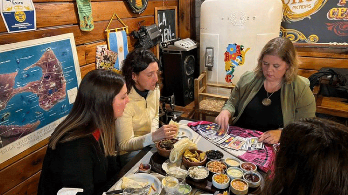 Interior del restaurante Che Picadas de Mar del Plata con mesa y comida