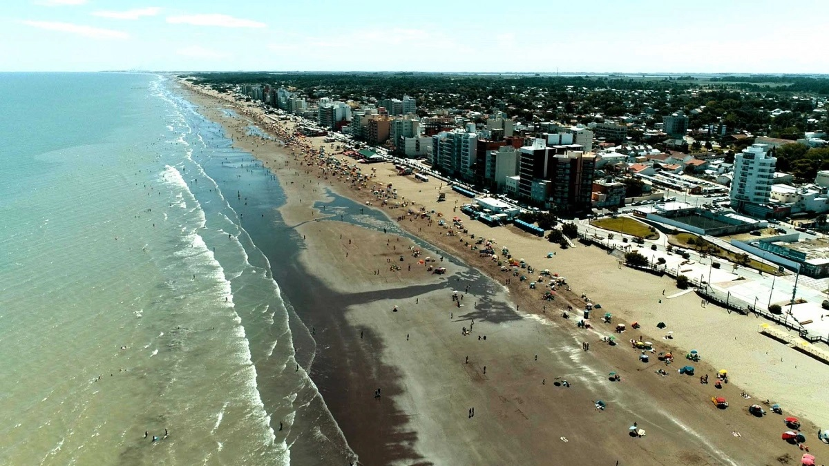 Playa Grande de Mar del Plata con bañistas y edificios costeros al fondo