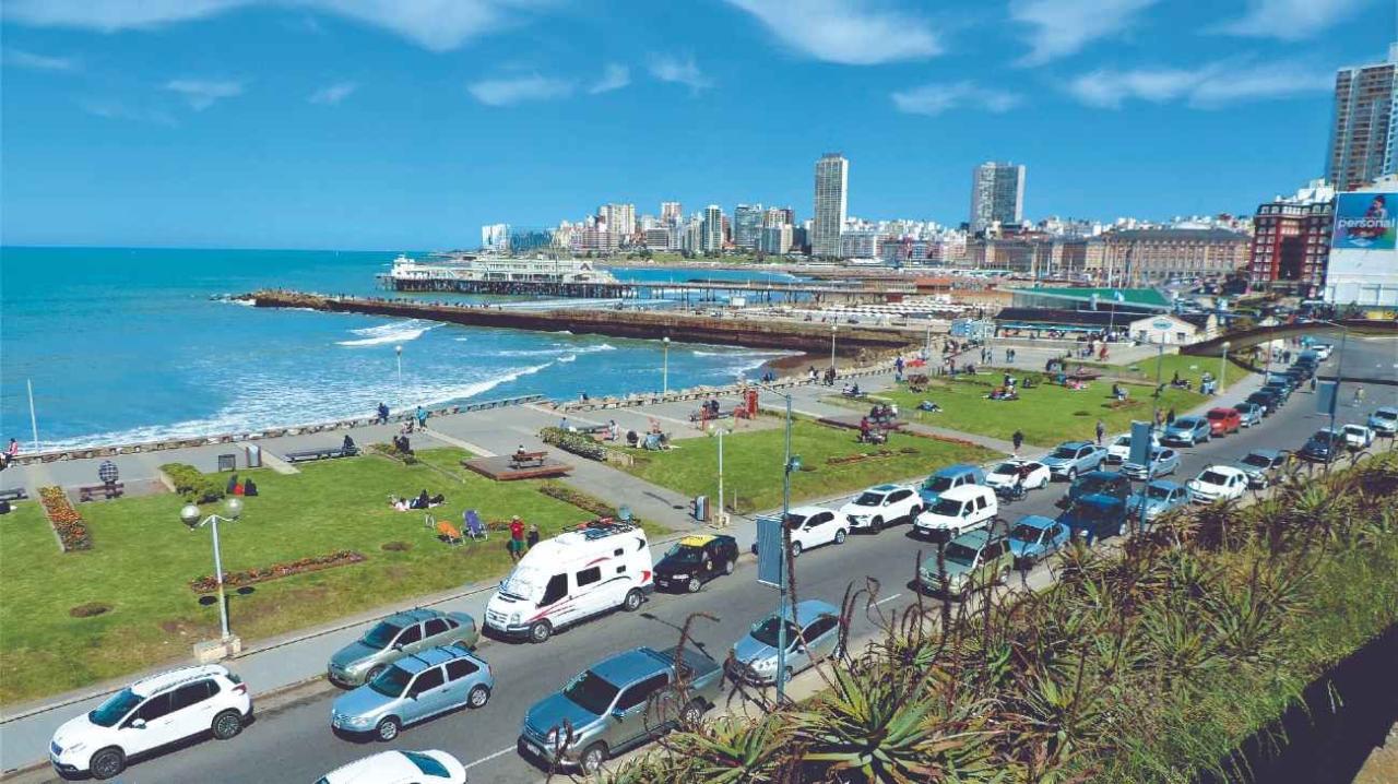 Vista costera de Playa Chica Mar del Plata con rambla y ciudad al fondo