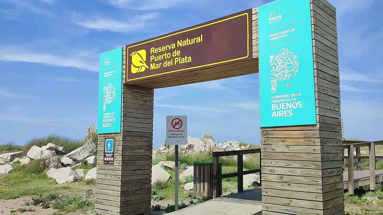 Entrada de la Reserva Natural Puerto de Mar del Plata con cartel turquesa