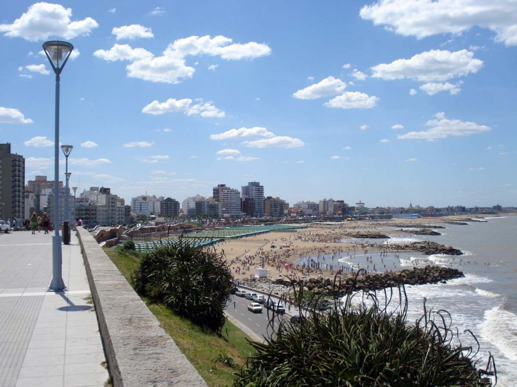 Costanera peatonal de Playa Grande Mar del Plata con faroles y ciudad al fondo