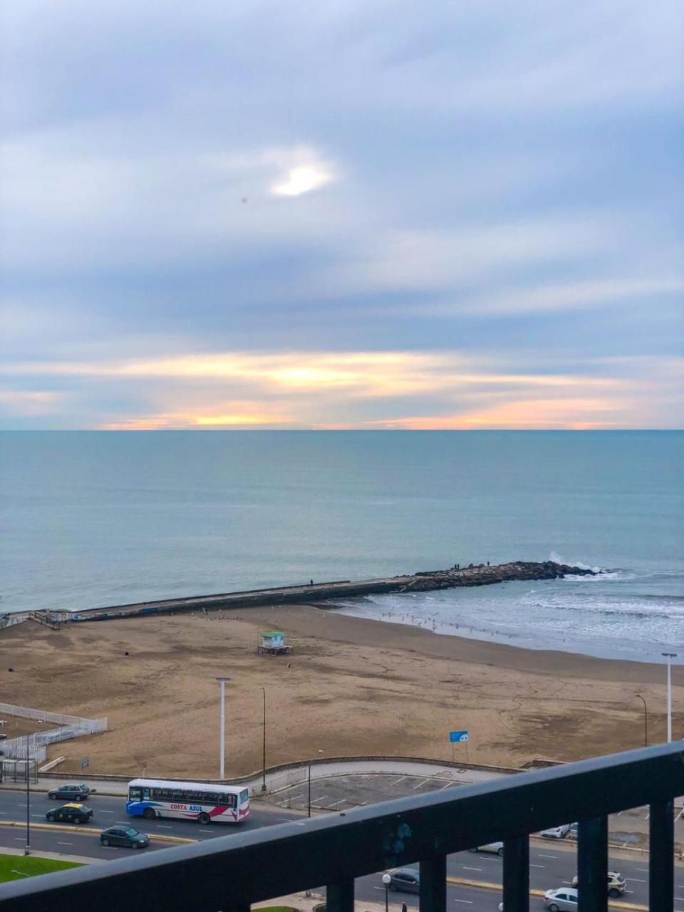 Vista de escollera y playa en Mar del Plata con mar tranquilo