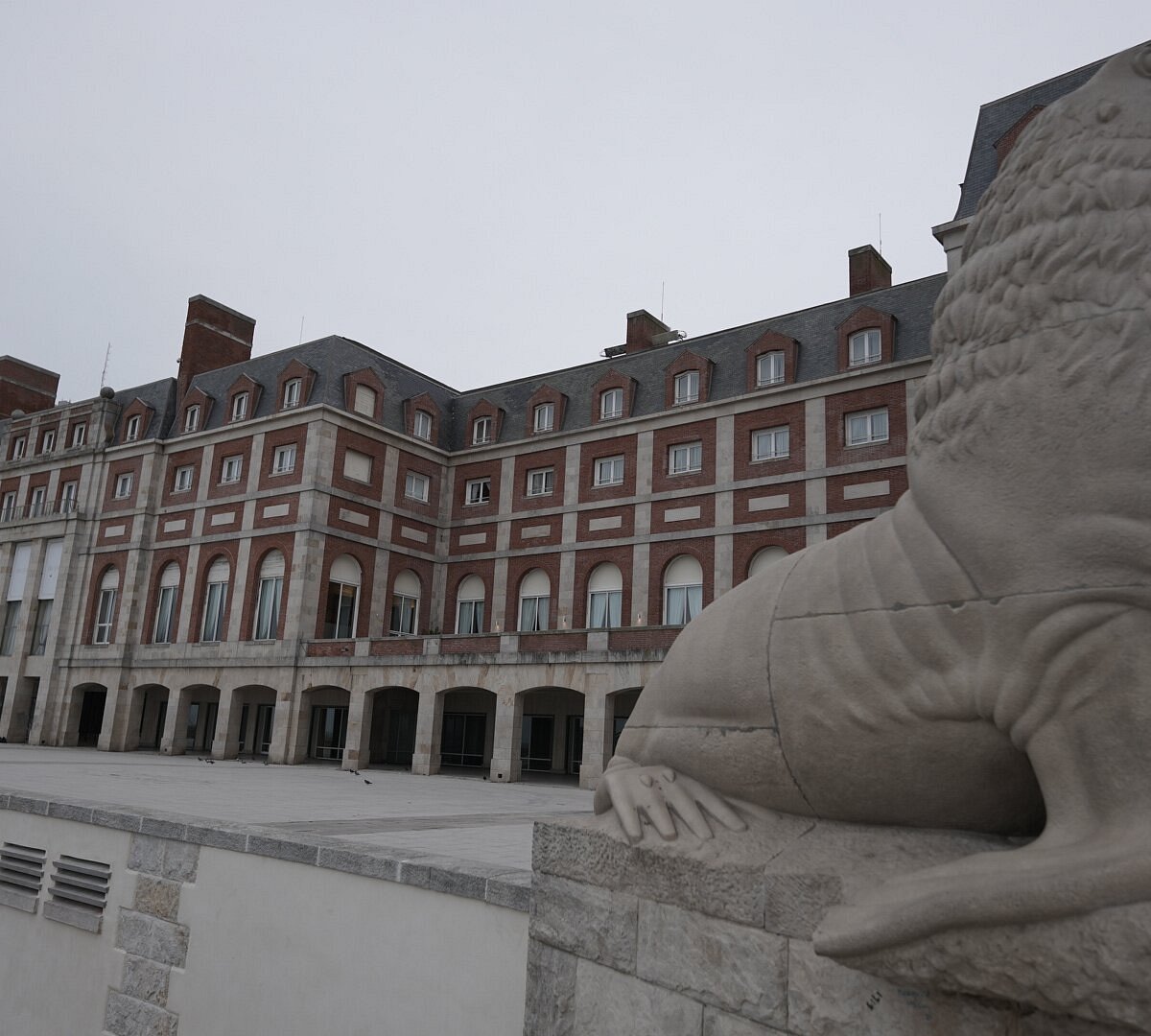 Lobo marino de piedra del escultor José Fioravanti en la Playa Bristol