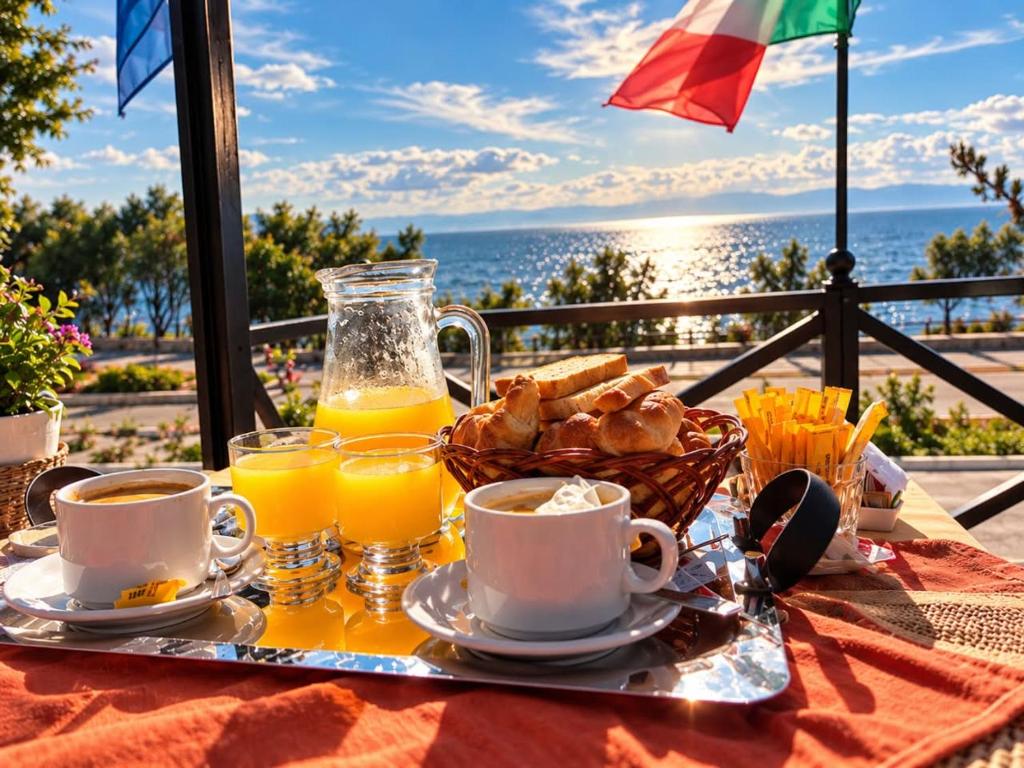 Desayuno buffet frente al mar con café jugo y panes en Mar del Plata