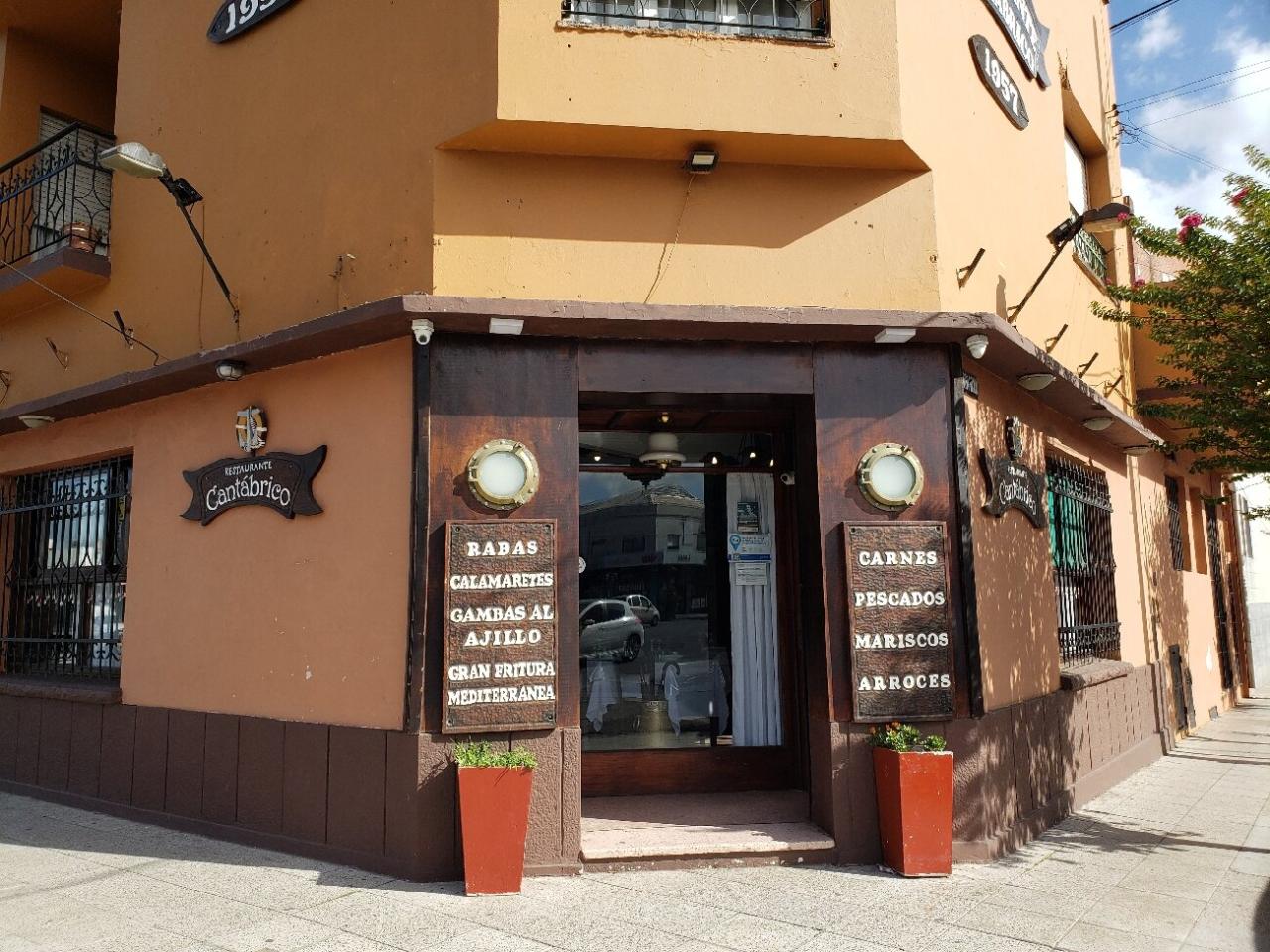 Fachada del Restaurante Cantábrico de Mar del Plata con platos de mariscos y mediterránea