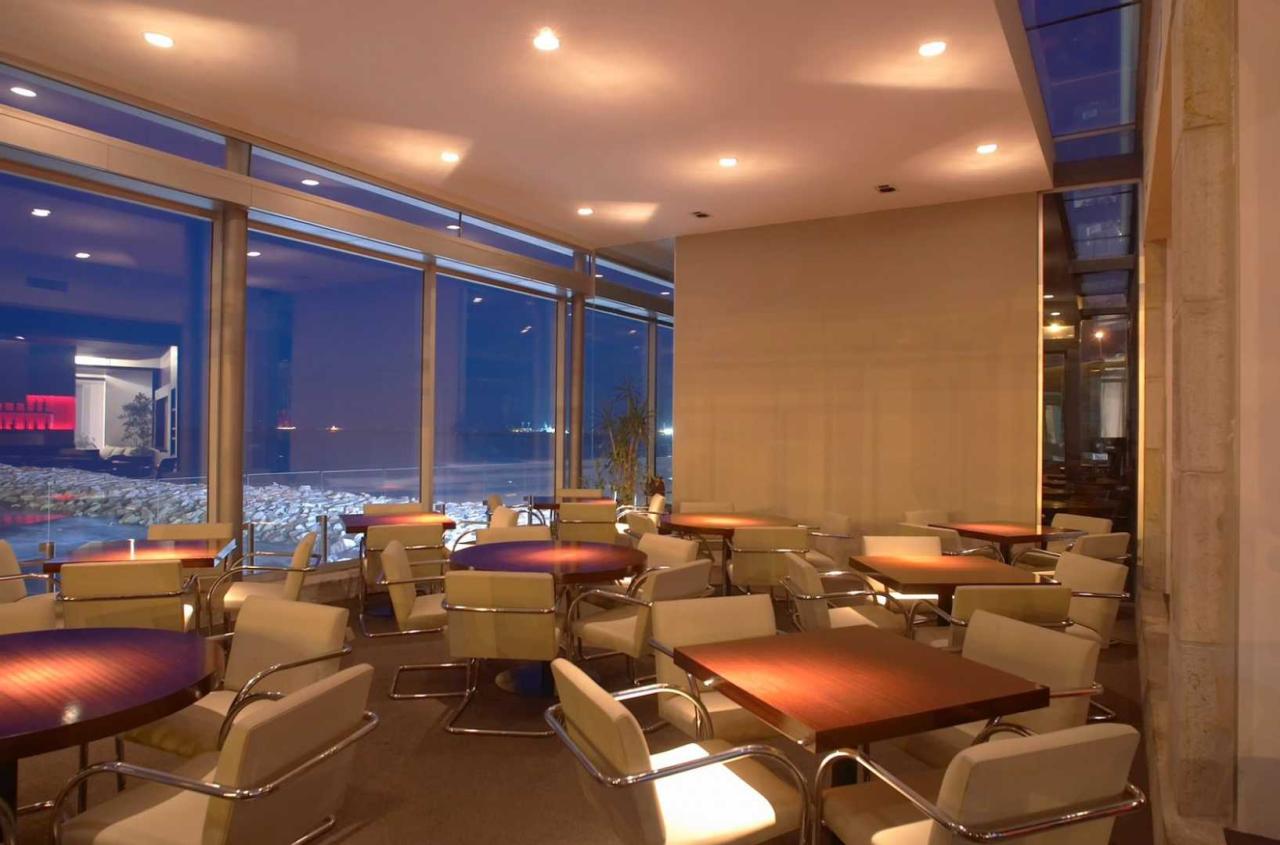 Restaurante frente al mar en Mar del Plata con ventanales y vista al océano