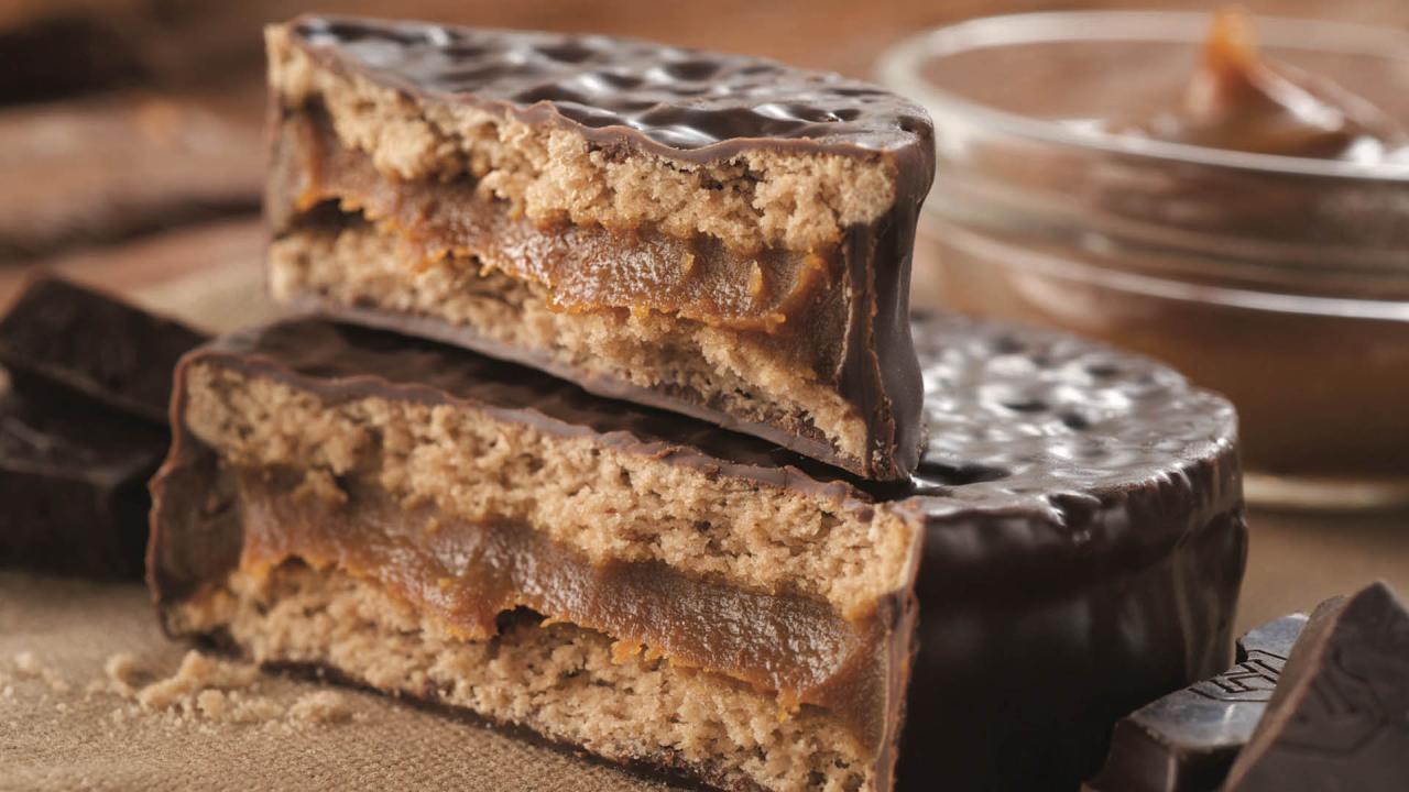 Alfajores Havanna de chocolate con dulce de leche producto emblema de la marca