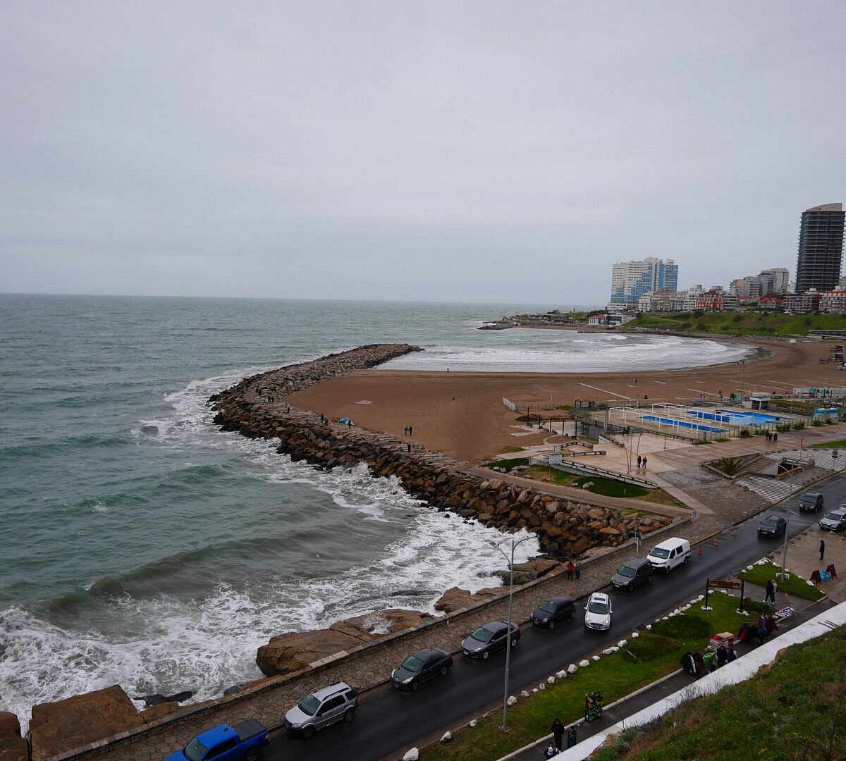 Rompeolas de Bahía Varese Mar del Plata con olas y ciudad al fondo