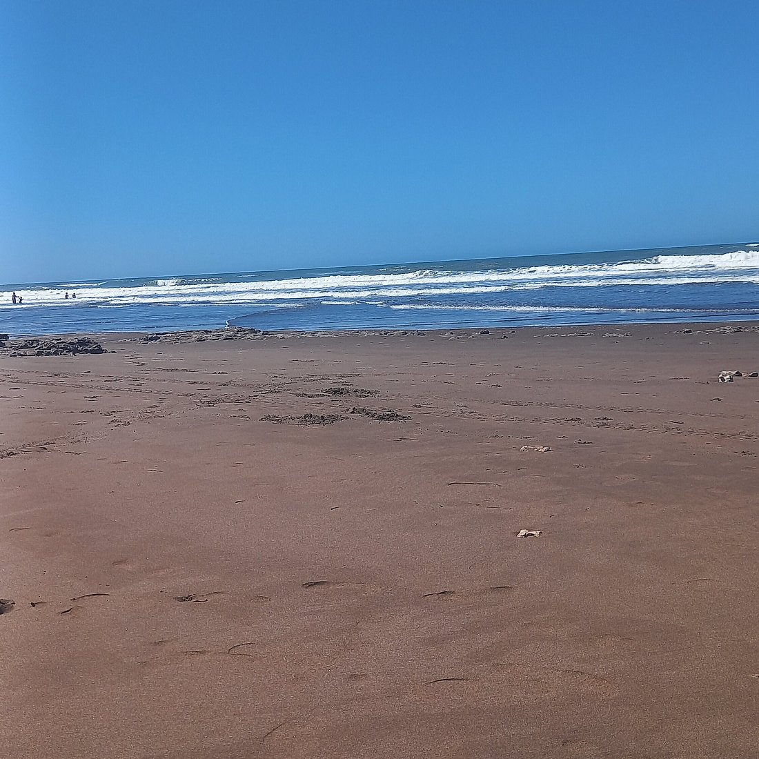 Vista de Playa Serena Mar del Plata con arena y bañistas distantes