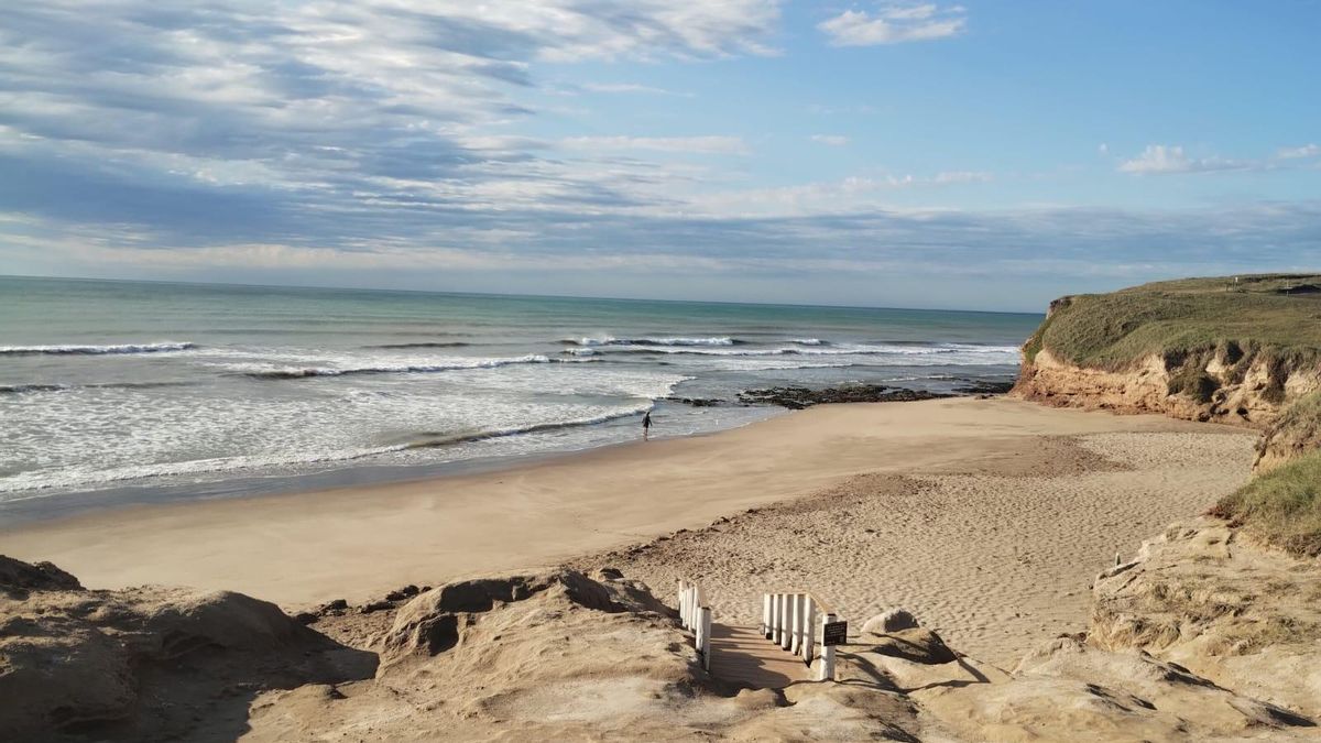 Playa de Santa Isabel Chapadmalal con dunas, escalera de madera y olas turquesa