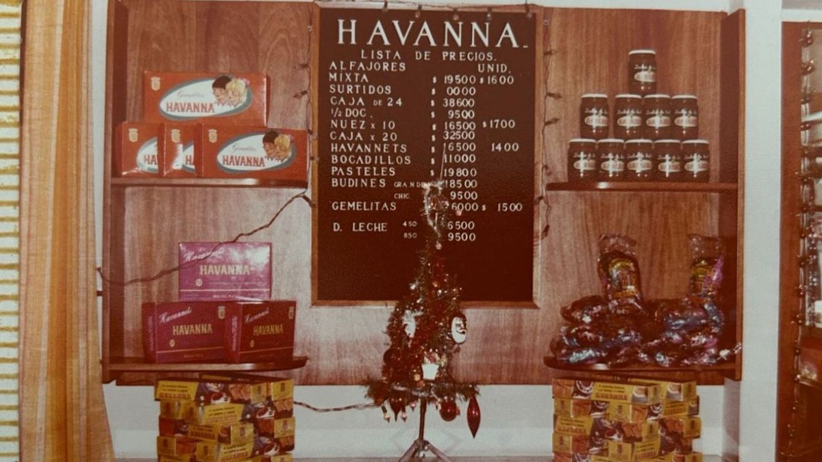 Vitrina histórica de Havanna con alfajores, dulce de leche y precios en pizarra
