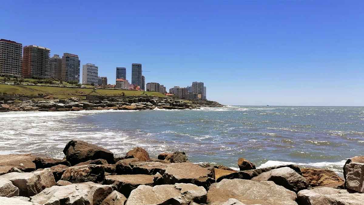 Vista de la Bahía Varese de Mar del Plata con costa rocosa y edificios