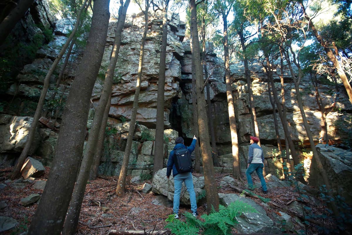 Senderistas en bosque de Sierra de los Padres Mar del Plata con acantilado rocoso