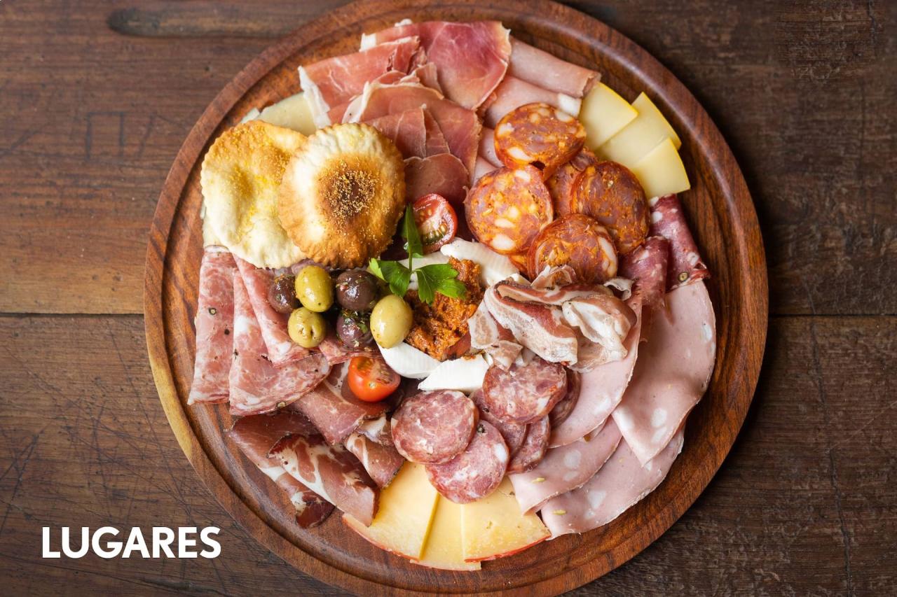 Tabla de picada argentina con fiambres quesos y aceitunas