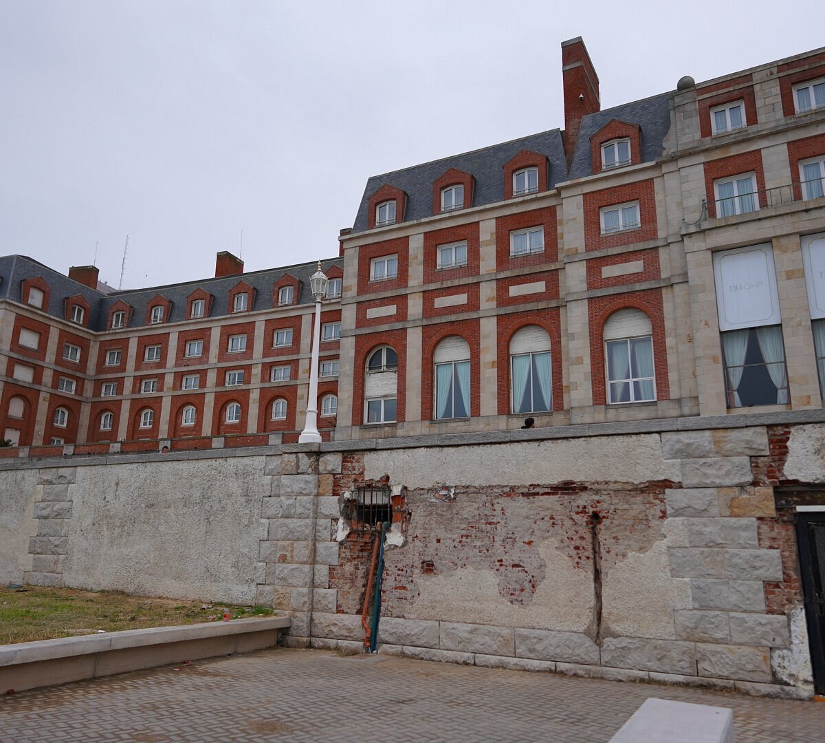 Hotel Provincial de Mar del Plata con fachada de ladrillo y pizarras de Alejandro Bustillo