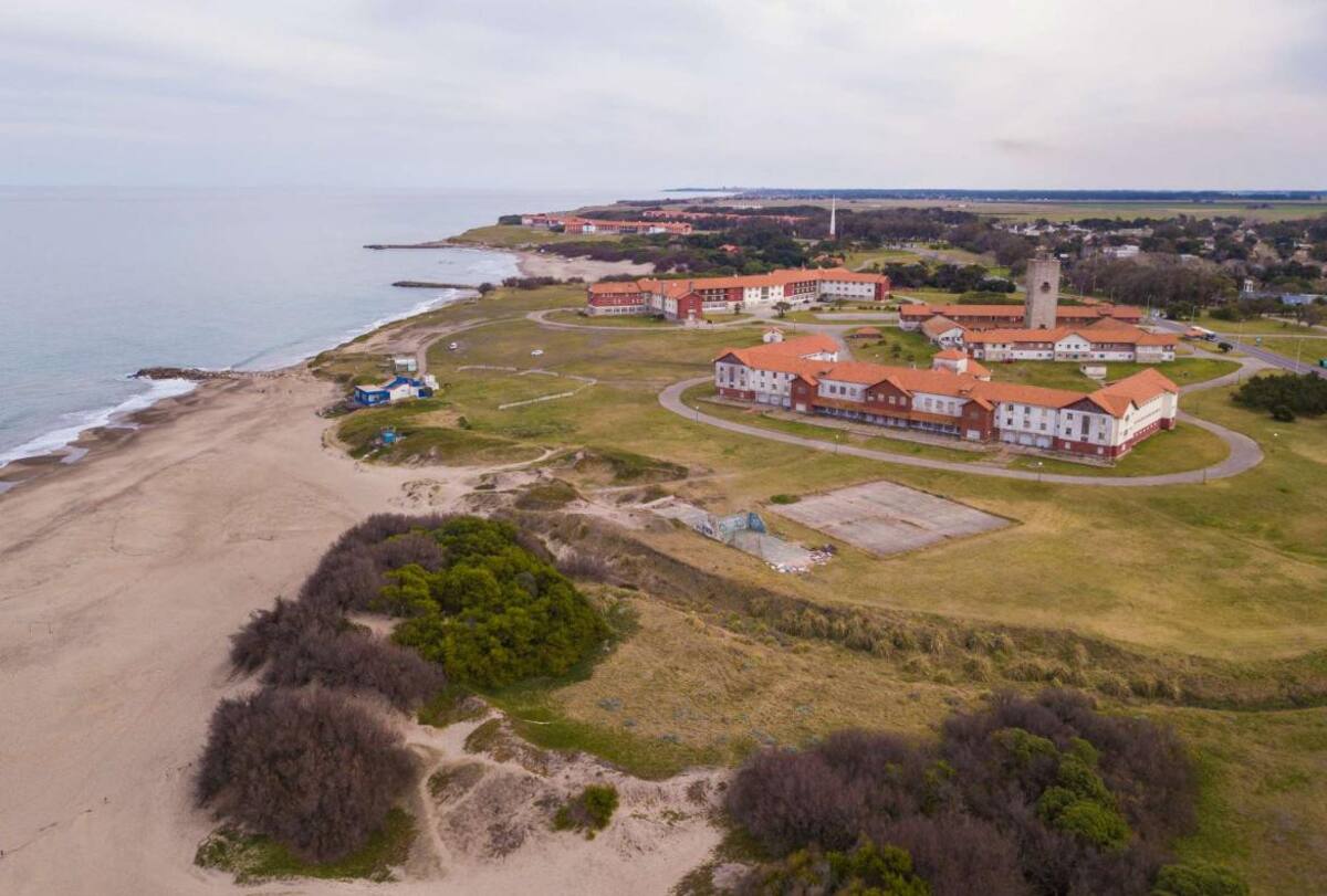 Vista aérea de Santa Isabel Chapadmalal con edificios rojos y playa