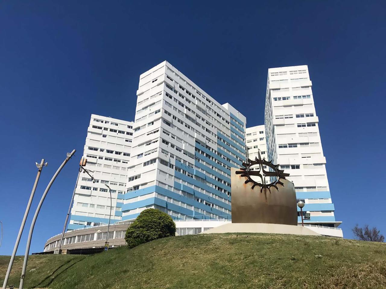 Mirador Cabo Corrientes Mar del Plata con edificios sobre el acantilado
