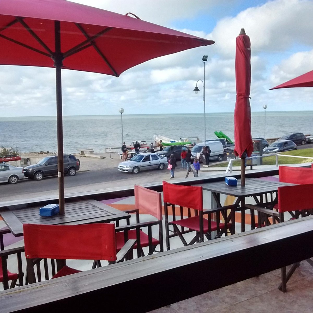 Cafetería frente al mar en Mar del Plata con terraza sombrillas y vista al océano