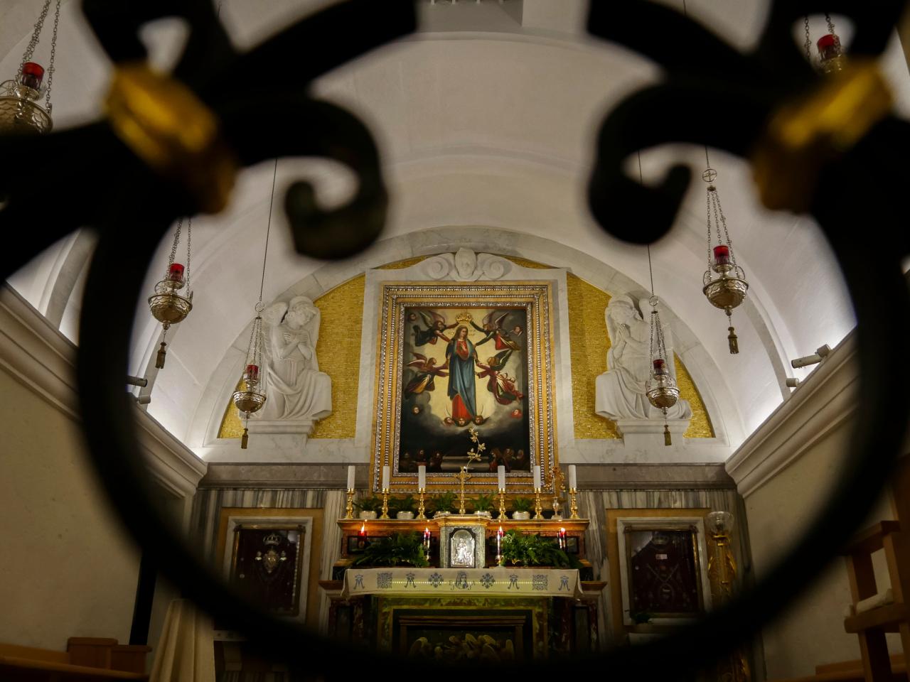 Altar de la Capilla Stella Maris de Mar del Plata con imagen de la Virgen