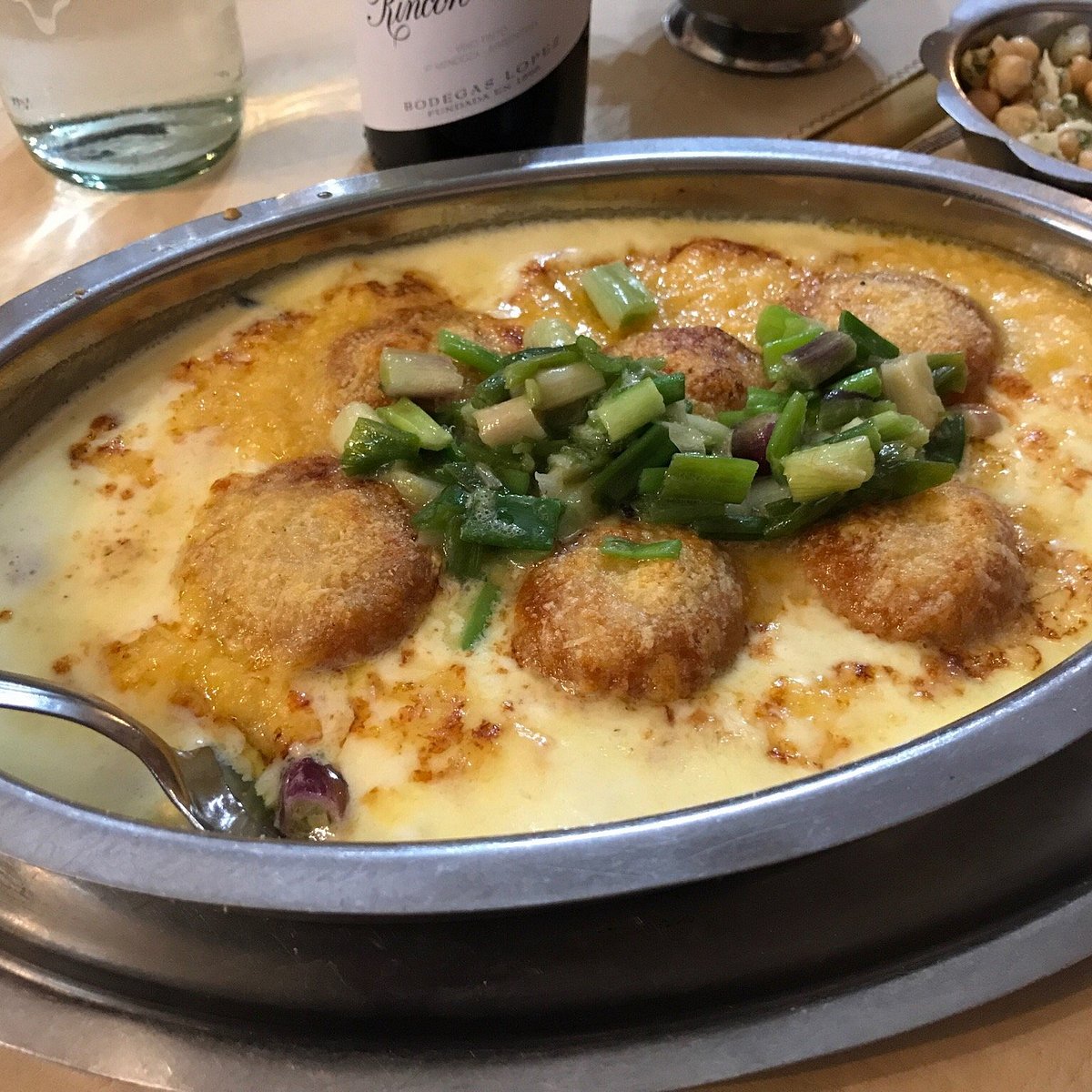 Plato de bodegón italiano con vino en Mar del Plata