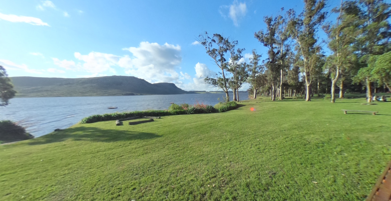 Laguna de los Padres en Sierra de los Padres Mar del Plata con agua y vegetación