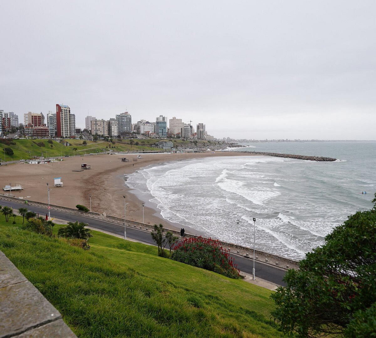 Costanera de Playa Grande Mar del Plata con playa y edificios al fondo
