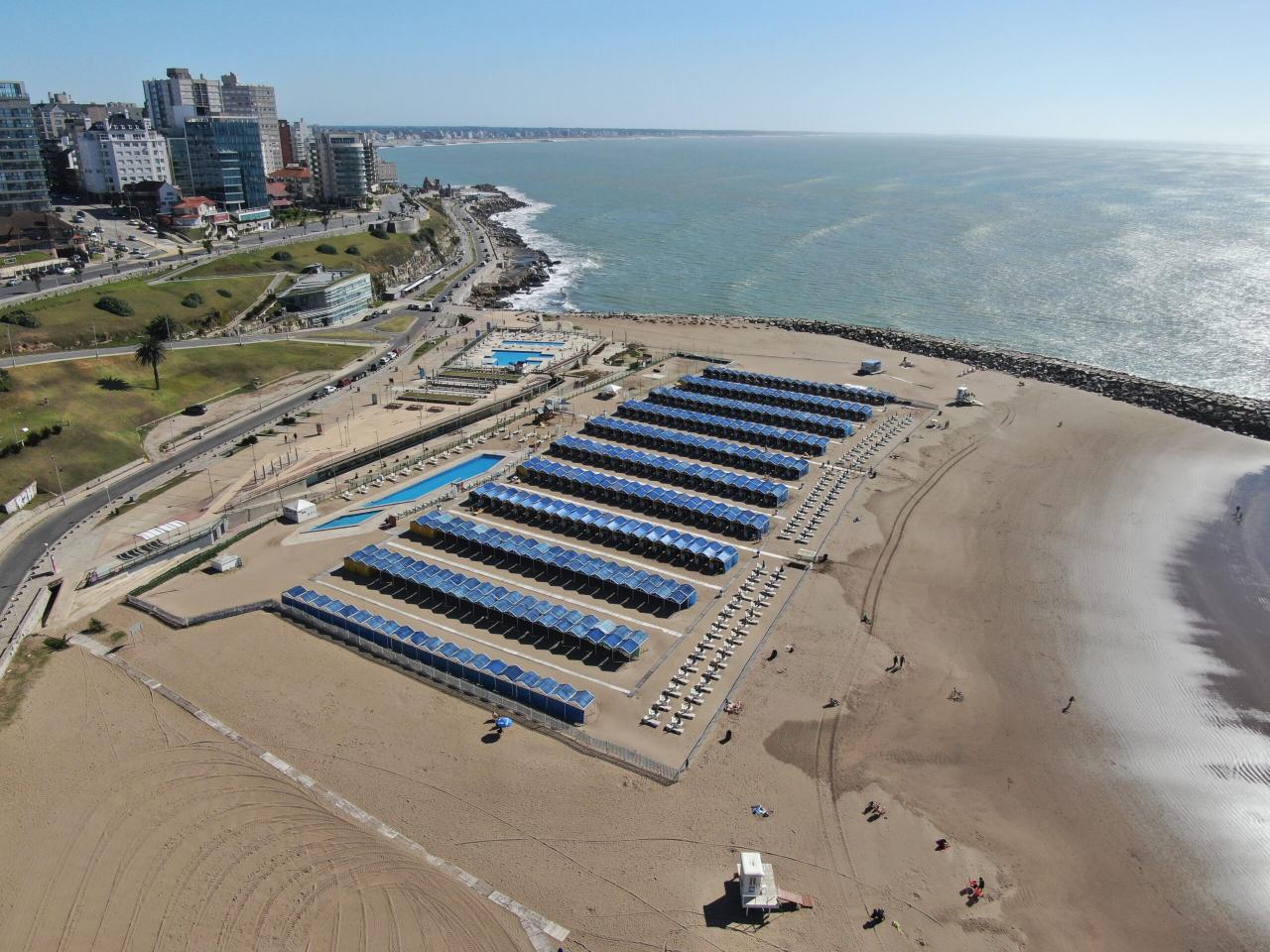 Vista aérea de la Playa La Balconada Chapadmalal con balnearios y carpas