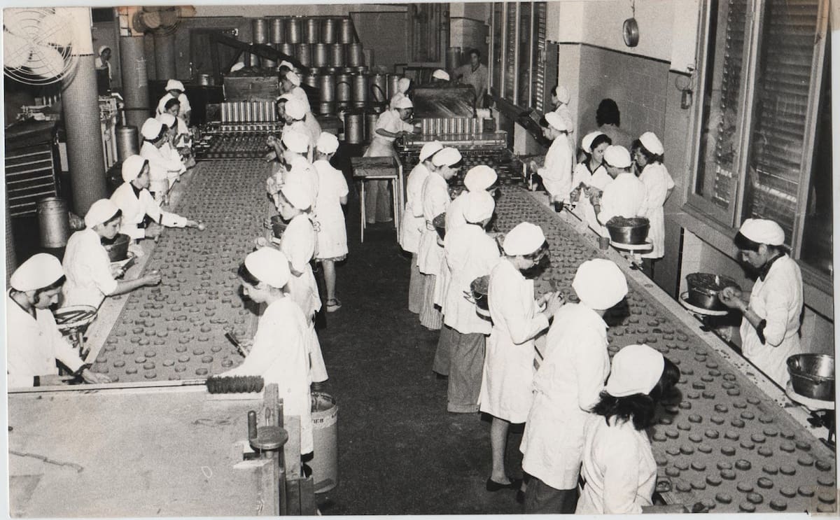 Elaboración artesanal de alfajores en la fábrica Havanna de Mar del Plata