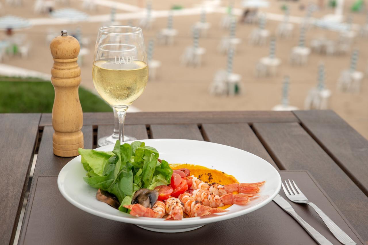 Ensalada de camarones con vino blanco plato de mariscos en el puerto de Mar del Plata