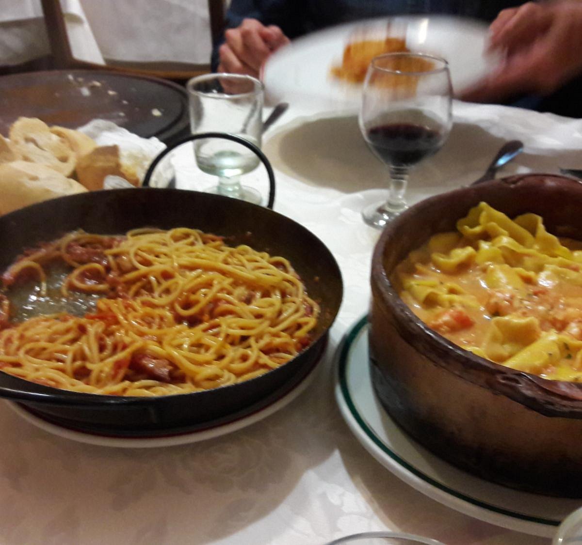 Pastas y tortellini en mesa de restaurante italiano de Mar del Plata