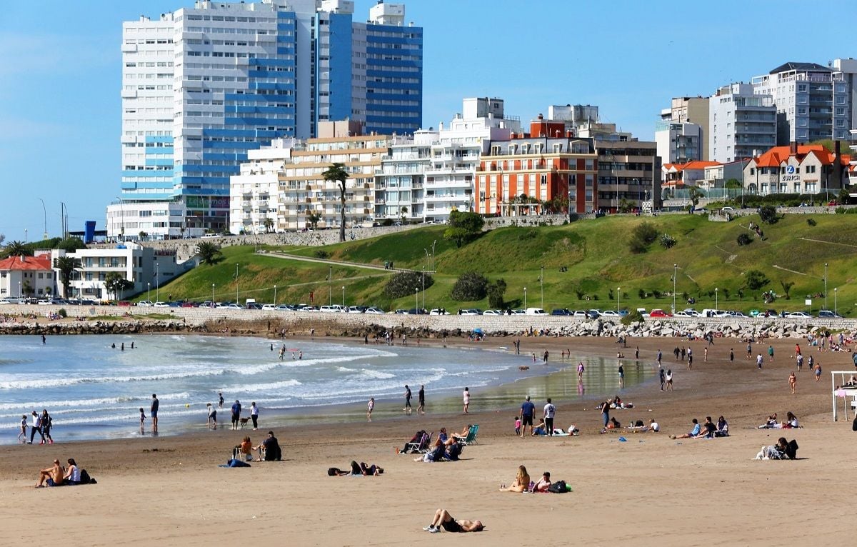 Vista de Playa Grande Mar del Plata con bañistas y edificios al fondo