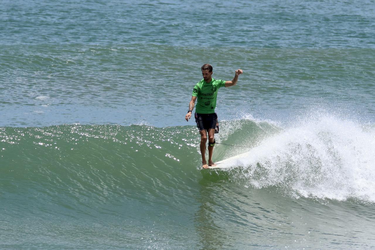 Surfista en Sun Rider Mar del Plata cabalgando una ola