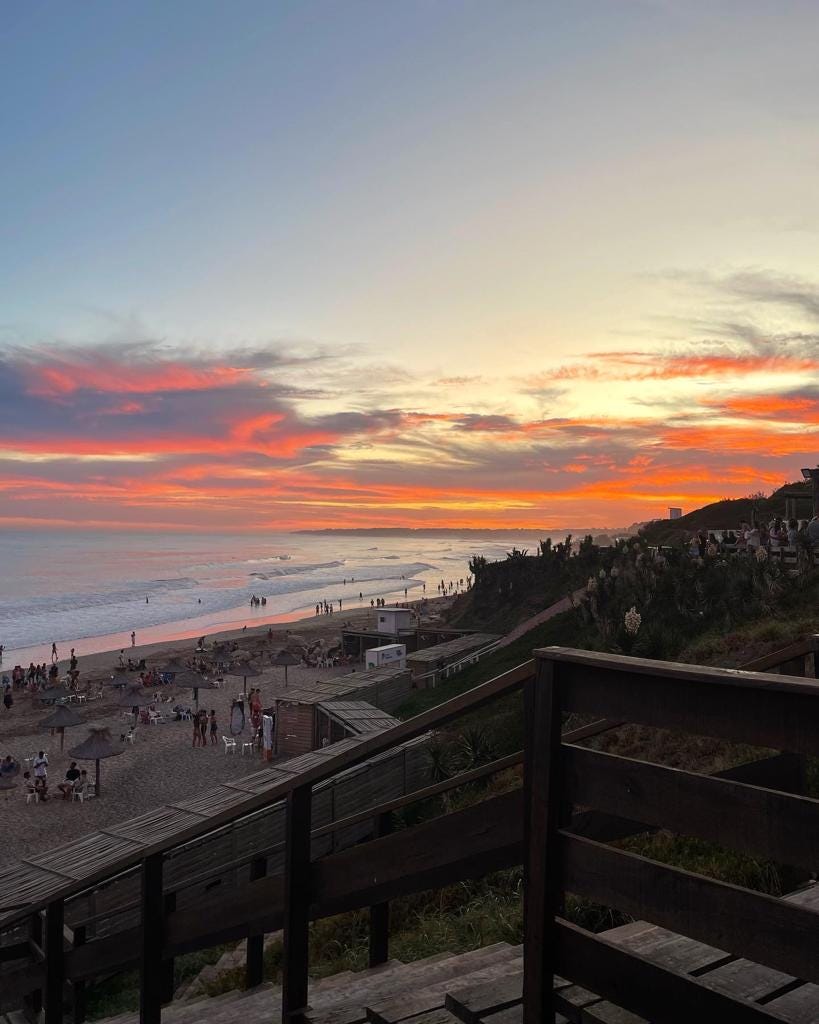 Atardecer en Playa Grande Mar del Plata visto desde escalera de madera