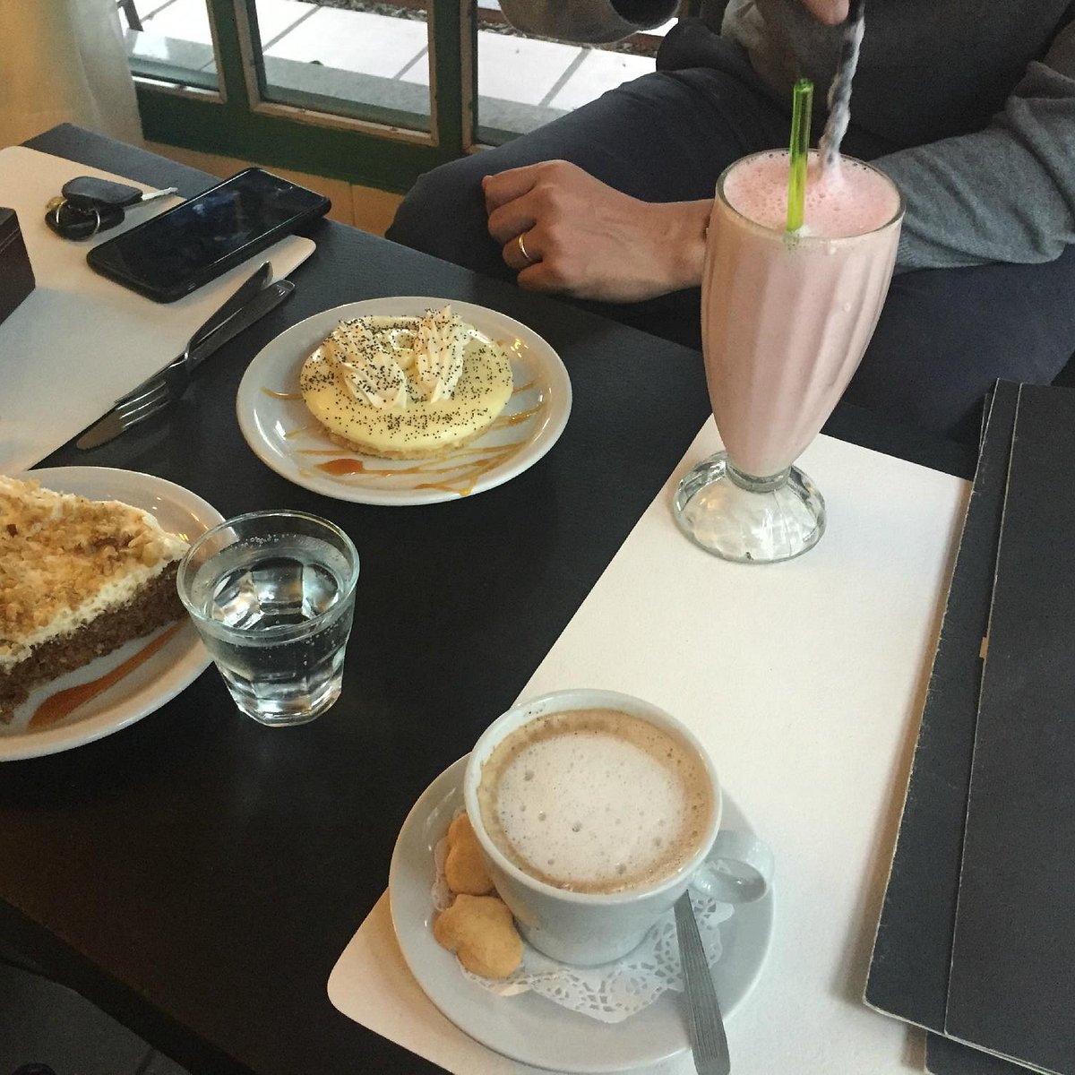 Mesa de casa de té con capuchino tortas y postres en Sierra de los Padres