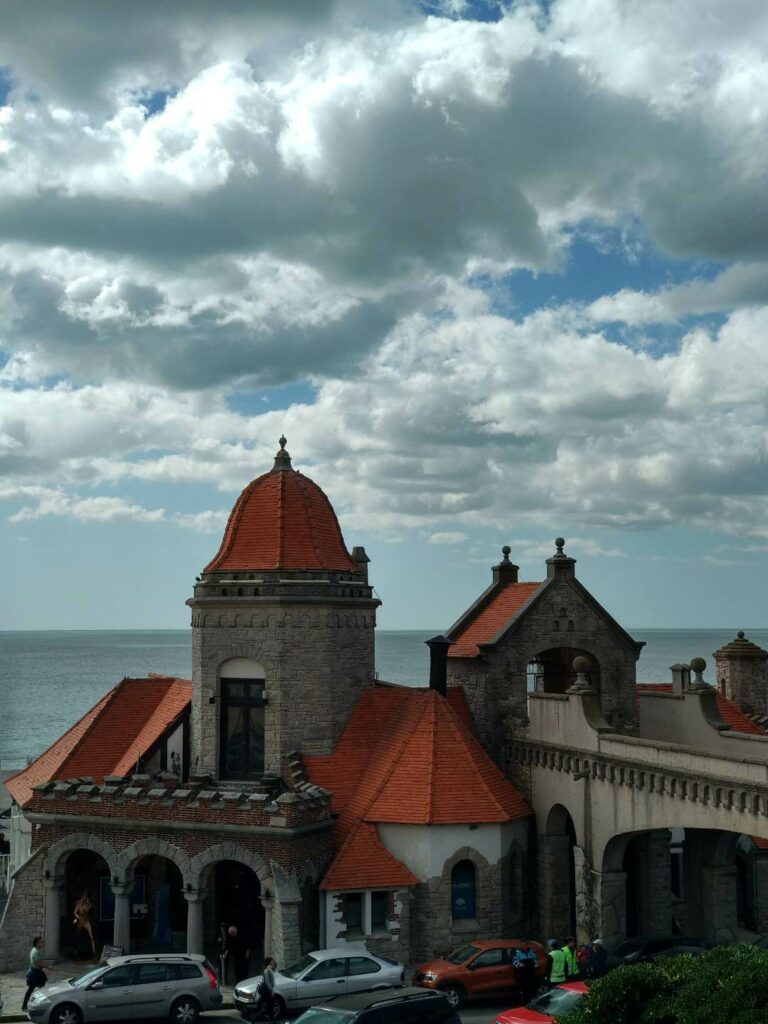 Torreón del Monje de Mar del Plata con cúpulas de tejas rojas frente al mar