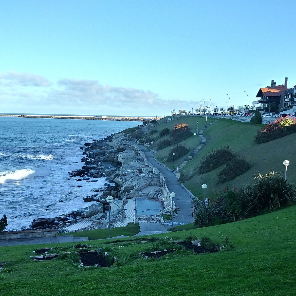 Paseo costero peatonal de Playa Chica en Mar del Plata con acantilados