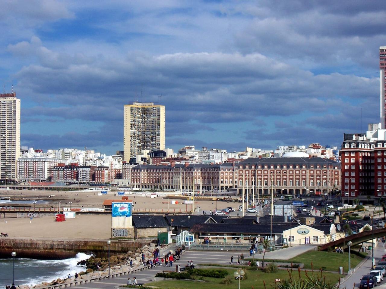 Casino Central de Mar del Plata frente a la esquina de Rivadavia y Buenos Aires