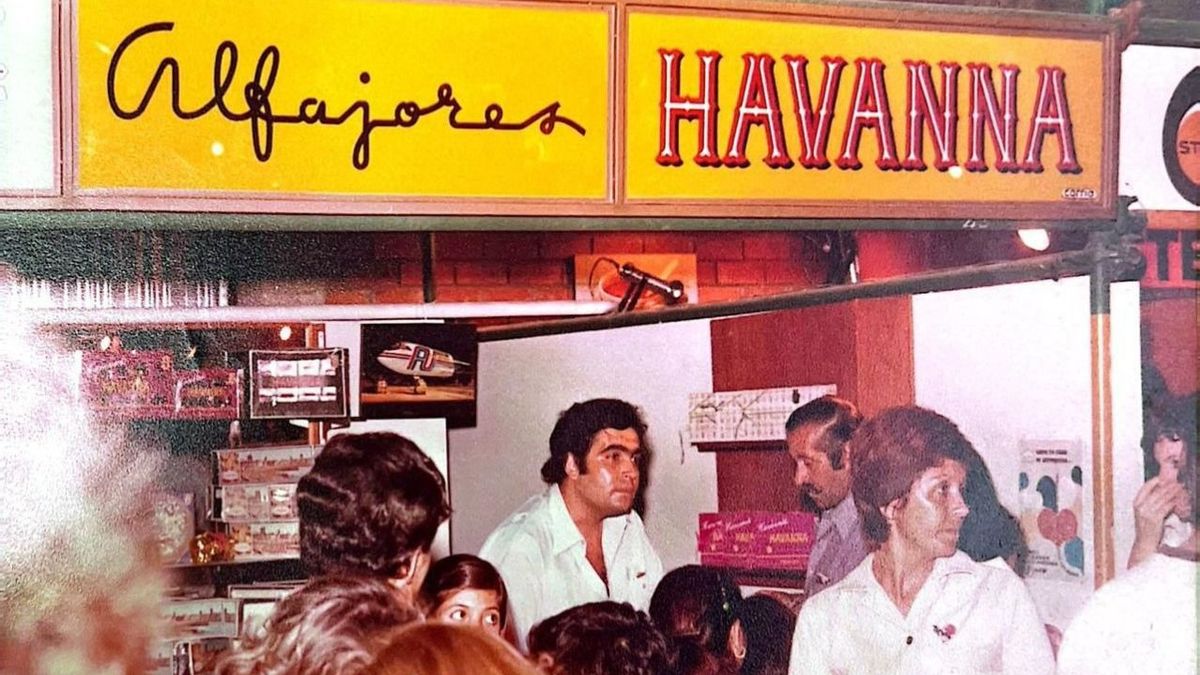 Confitería Havanna histórica de Mar del Plata con vendedores y público