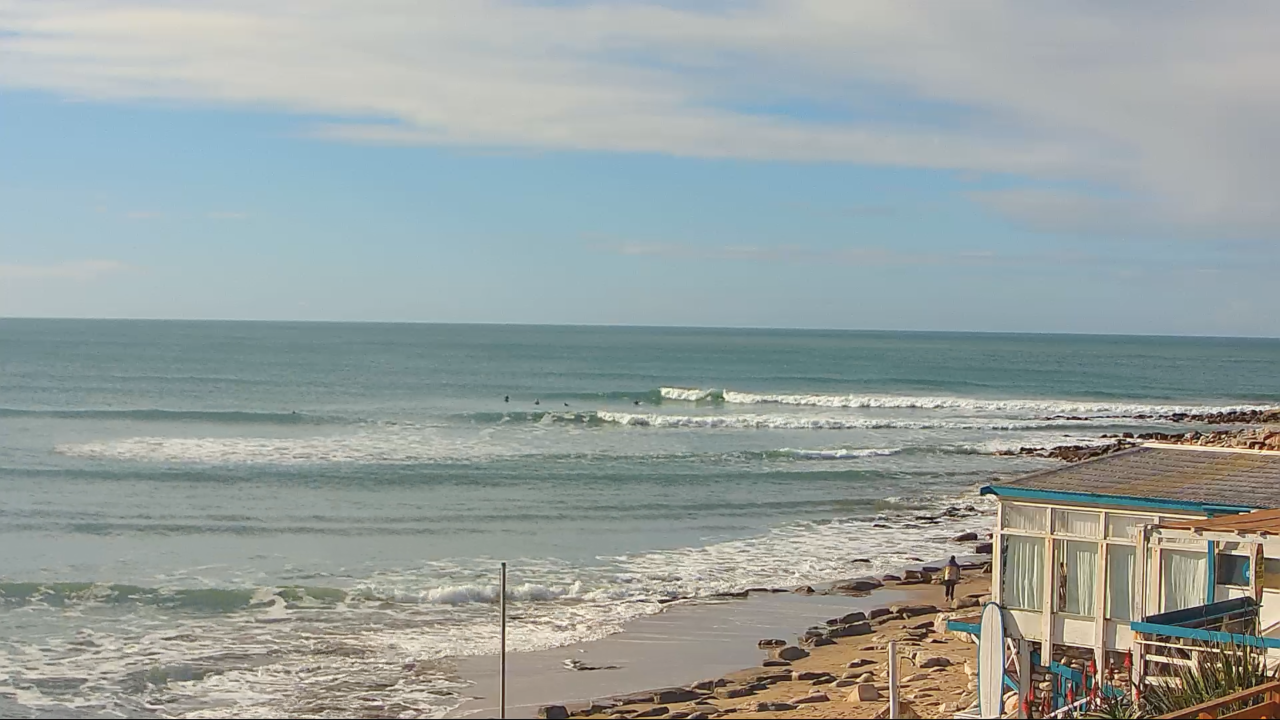Playa Bahía Varese de Mar del Plata con oleaje suave y rompeolas