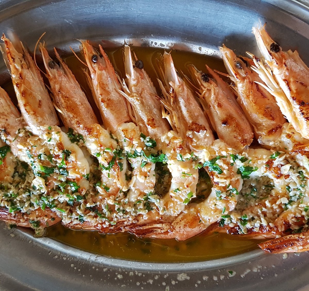 Gambas a la plancha con ajo y perejil plato de cocina de mar en Mar del Plata